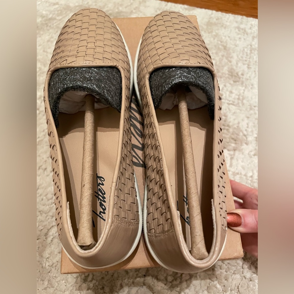 Trotters Adelina Tan Woven Slip-On Loafers. Size 8. Nude. New in box.